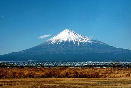 Fuji-san w piknych jesiennych barwach; photo by Akio Takeshita