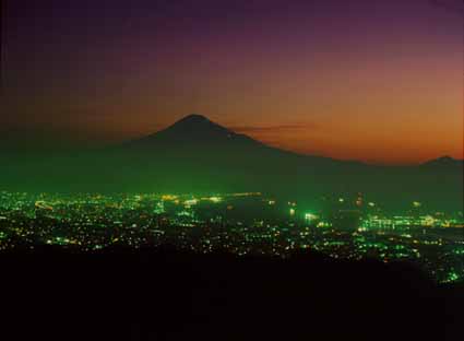 Fuji by nite, widoczne miasto to prawdopodobnie Fujiyoshida, skd startowaem; photo by  AKIO TAKESHITA